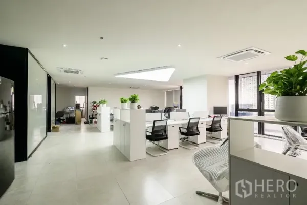 Office Space for rent or sale in Huai Khwang, Bangkok - Bright workspace featuring rows of desks, indoor plants and large windows for natural light.