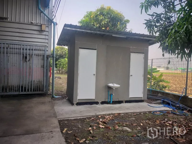 货栈 出租在Pathum Thani - 室外独立卫生间小建筑，配洗手池