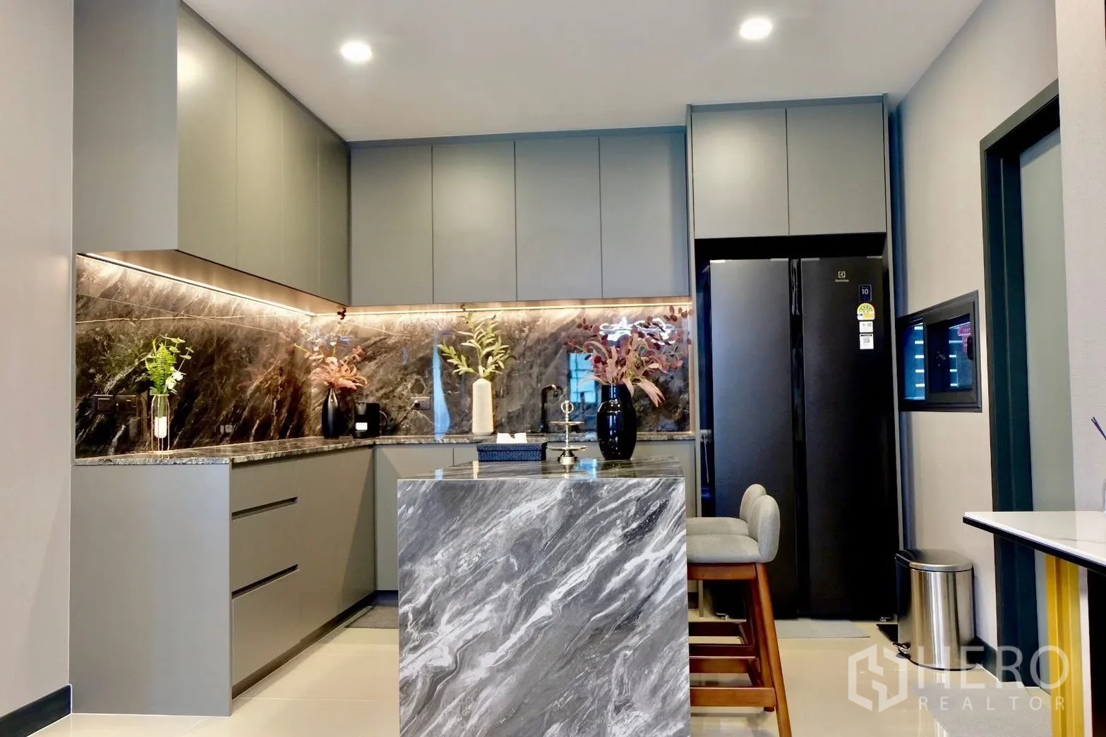 半独立式住宅 for sale in Prawet, Bangkok - 明亮厨房，设中岛、顶柜与筒灯照明。