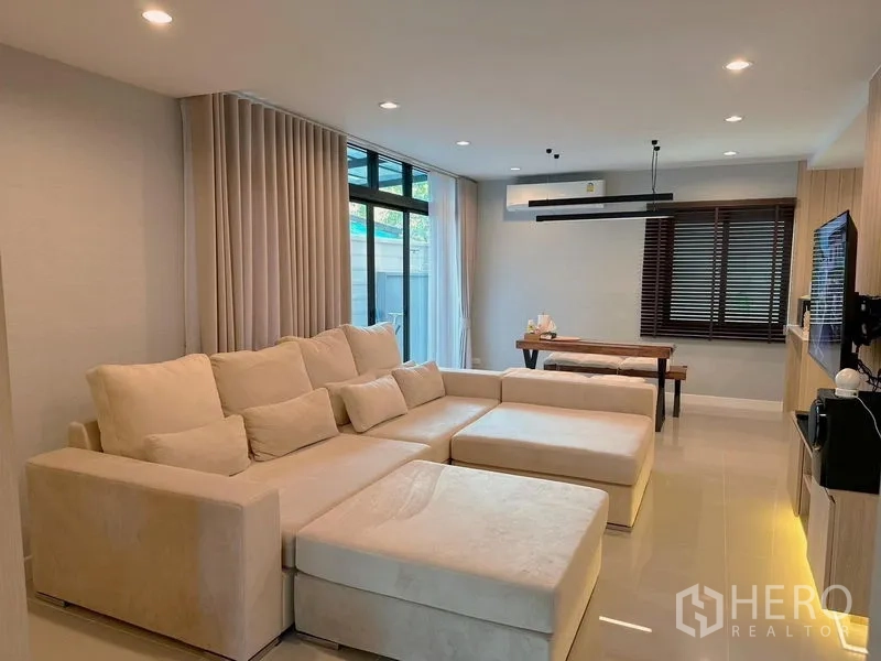 บ้าน ขาย - พื้นที่นั่งเล่นแบบโอเพ่นพร้อมหน้าต่างสูง โซฟาเข้ามุม และมุมทานอาหาร