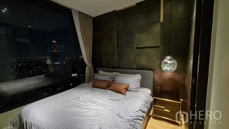 公寓 出租在Watthana, Bangkok - 卧室夜晚大窗，远眺曼谷灯火。
