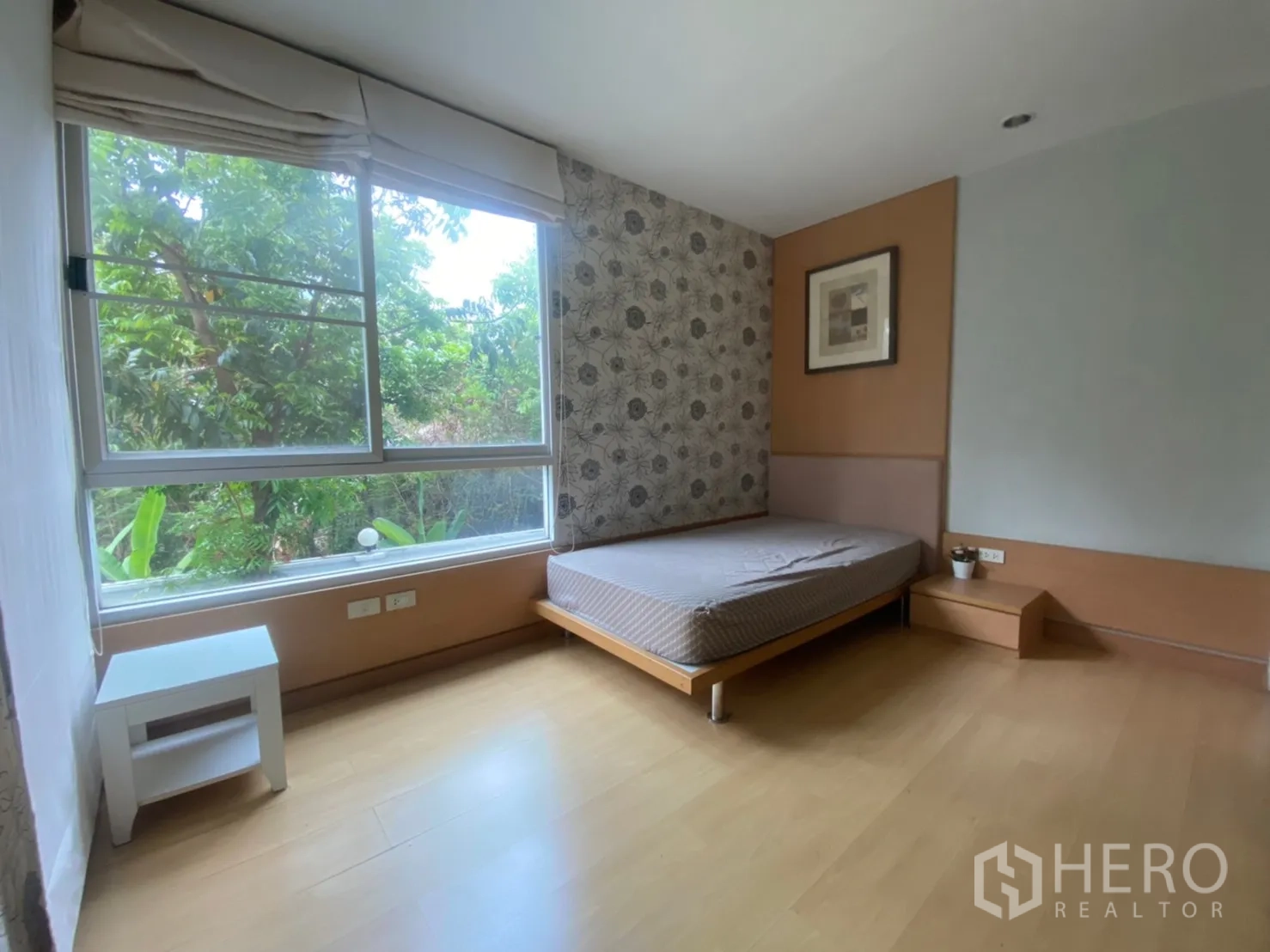 คอนโด ให้เช่าในWatthana, Bangkok - ห้องนอนที่สอง หน้าต่างมองเห็นต้นไม้ ผนังลายวอลเปเปอร์