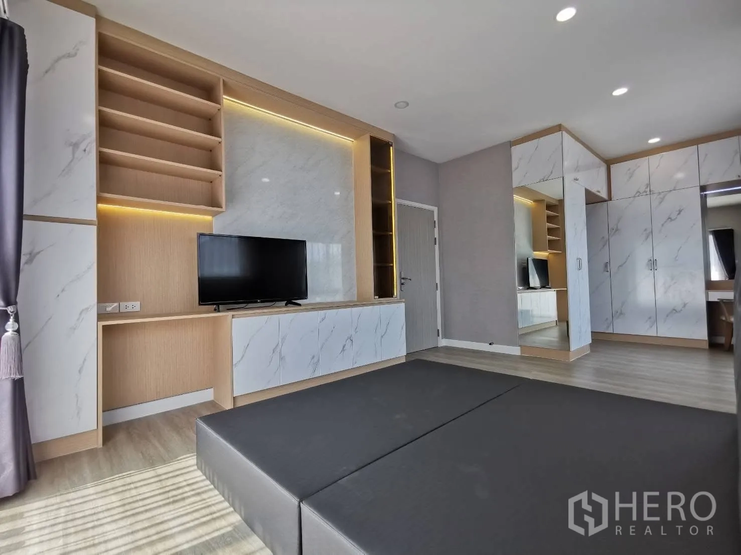 บ้านเดี่ยว for rent in Bang Phli, Samut Prakan - ห้องครอบครัวตู้บิวท์อินรอบห้อง ไฟซ่อน แผงลายหินอ่อนและทีวี พื้นไม้โทนอ่อน