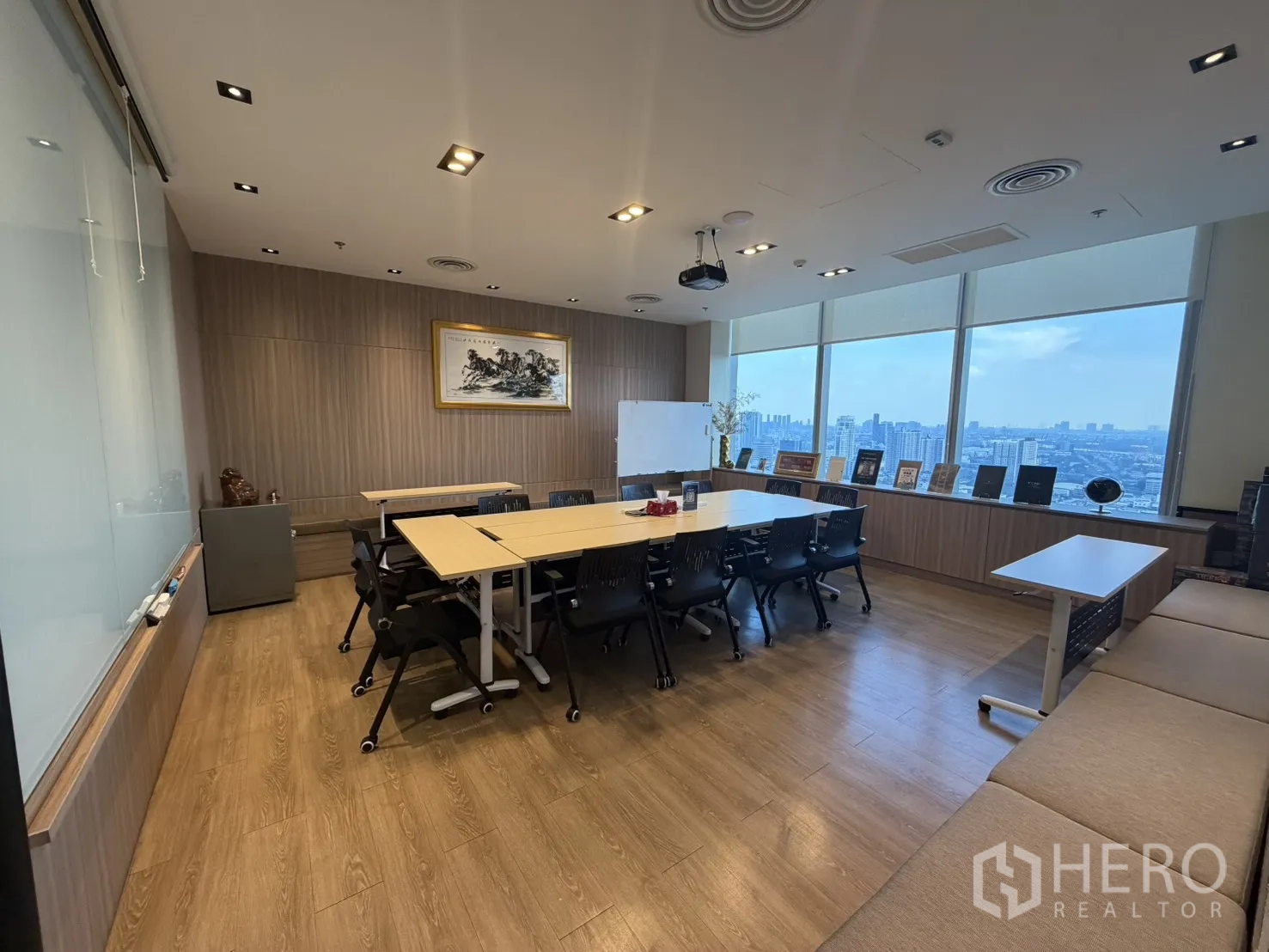 办公室 for rent in Khlong Toei, Bangkok - 大型会议室，设会议桌椅、投影仪、白板与宽幅窗景城市天际线。