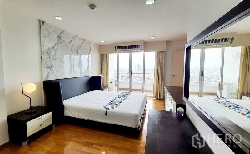 公寓 出售在Bang Kho Laem, Bangkok - 主卧连接阳台，俯瞰城市天际线全景。