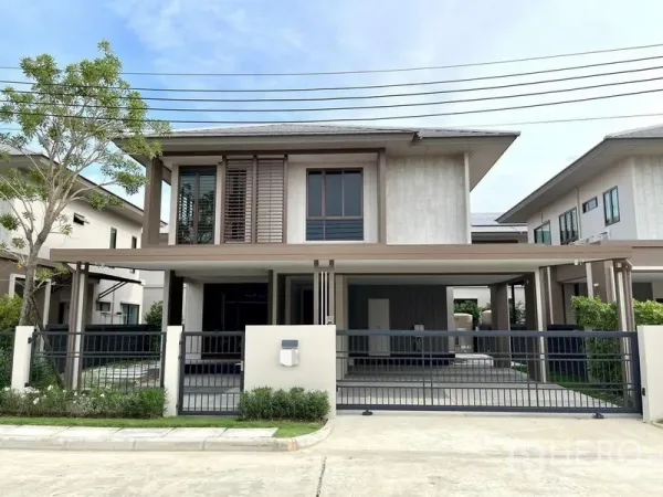 Detached House for sale in Bang Kapi, Bangkok - Modern two-storey detached house with sliding gate, covered double carport and neat landscaping.