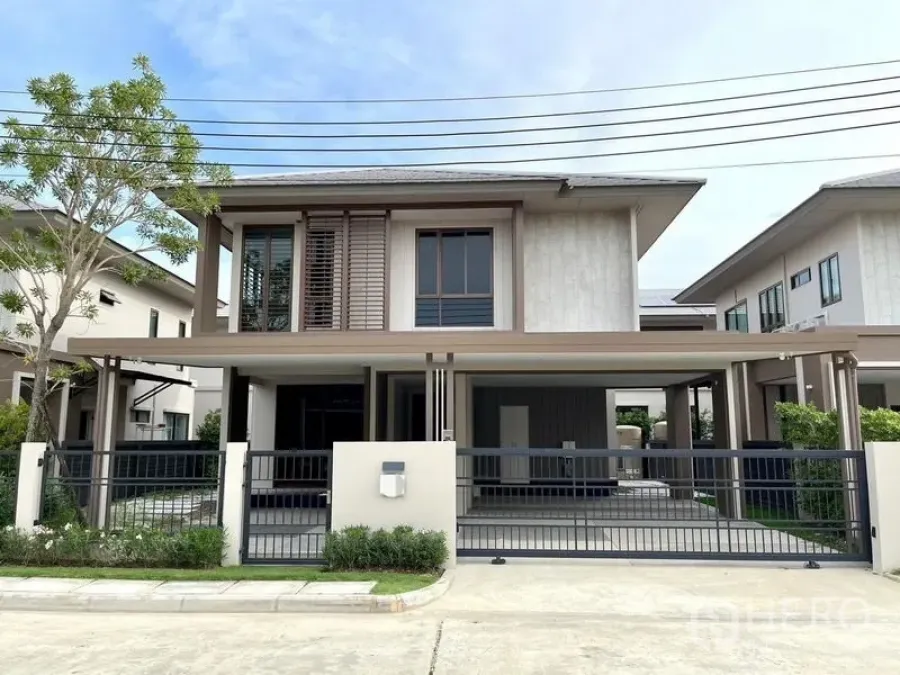 独立式住宅 出售在Bang Kapi, Bangkok - 现代两层独栋别墅，带滑动大门、双车位车棚和整洁的景观。