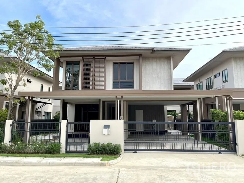 独立式住宅 出售在Bang Kapi, Bangkok - 现代两层独栋别墅，带滑动大门、双车位车棚和整洁的景观。