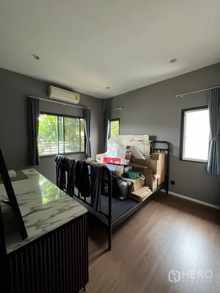 Detached House for sale in Bang Kapi, Bangkok - Multi-purpose room with windows, wood floors and storage.