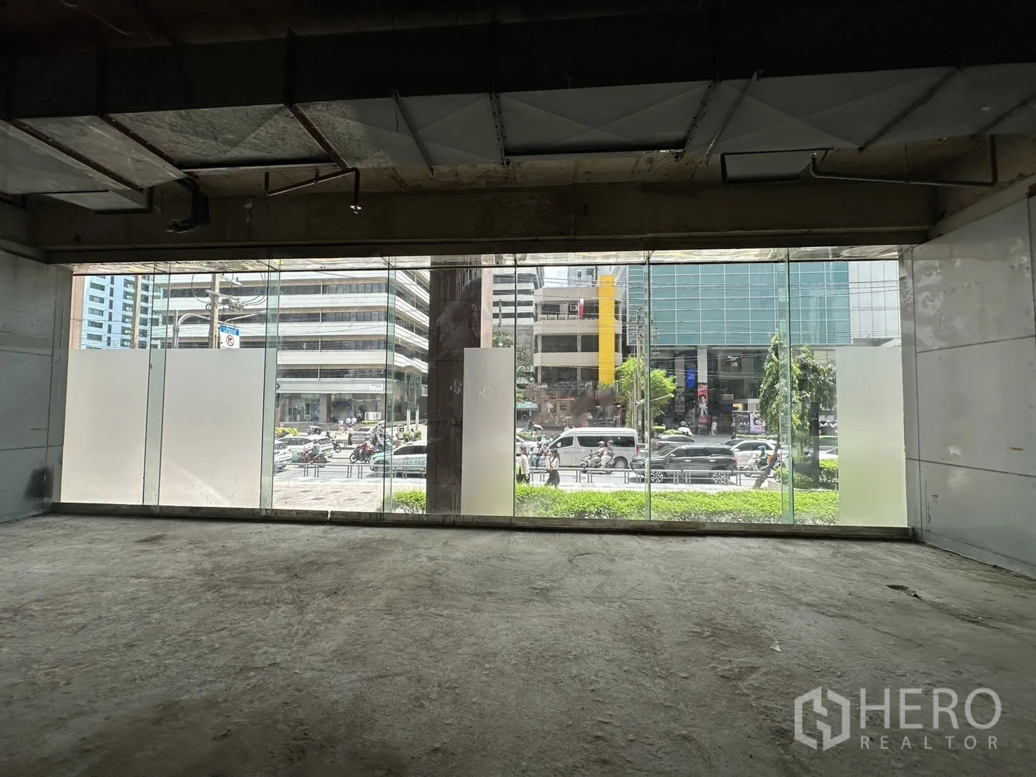 零售空间 for rent in Watthana, Bangkok - 临街展示窗带来充足采光与路人可见度。