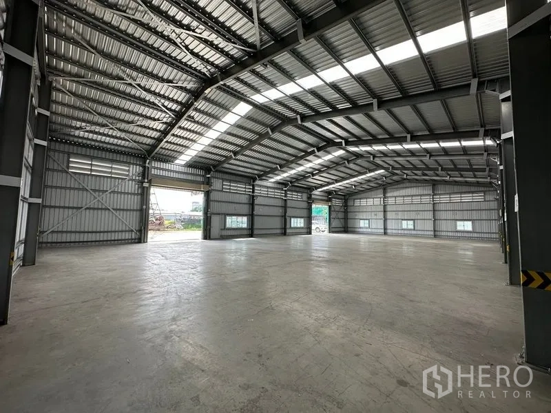 货栈 出租在Mueang Nonthaburi, Nonthaburi - 工业空间通向场坪的大开口，并设多扇窗户用于通风。