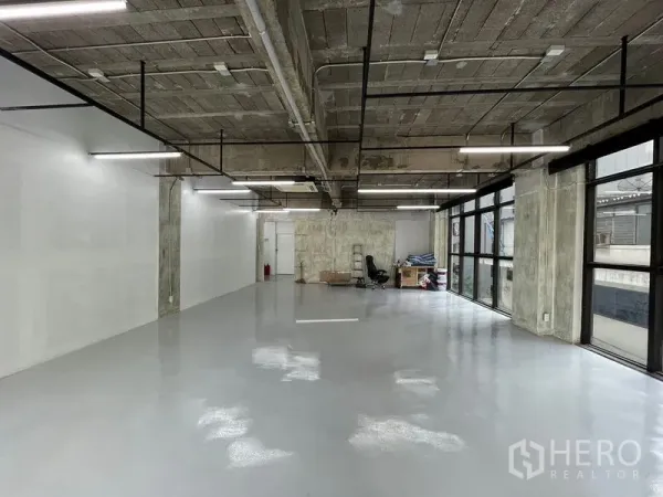 办公空间 出租在Khlong Toei, Bangkok - 采光充足的工作区，大面积玻璃、白色墙面与天花嵌入式空调。