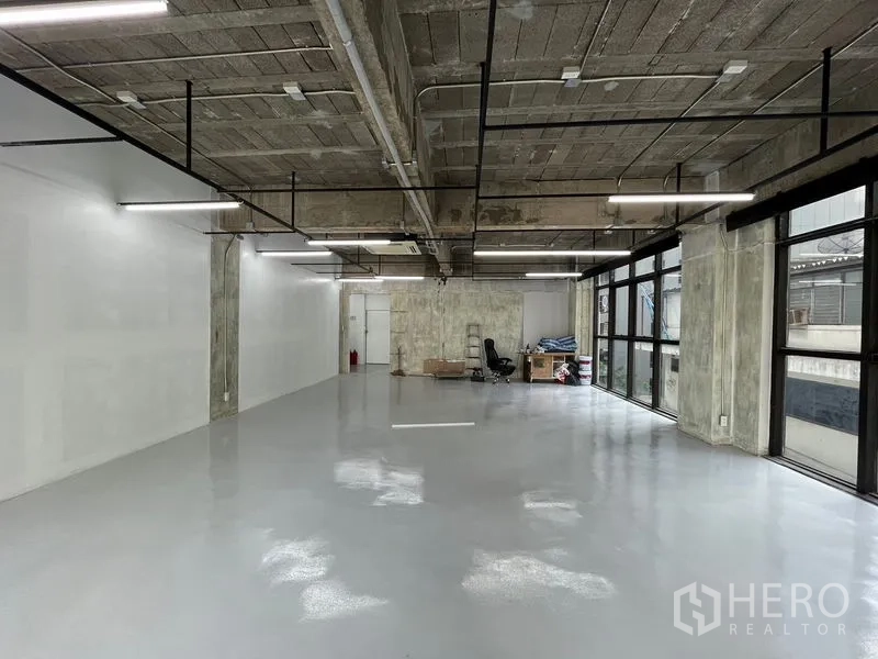办公空间 出租在Khlong Toei, Bangkok - 采光充足的工作区，大面积玻璃、白色墙面与天花嵌入式空调。