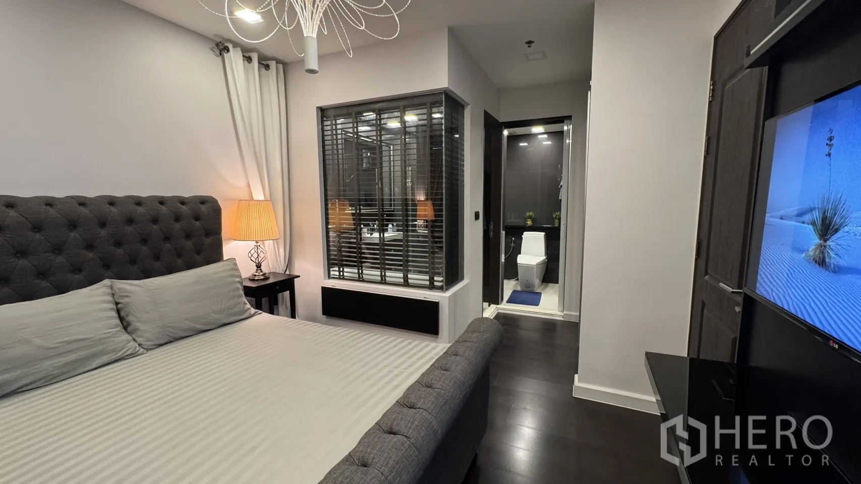Condominium for rent or sale in Khlong Toei, Bangkok - Bedroom corridor to bathroom with an internal window and blinds overlooking the tub.