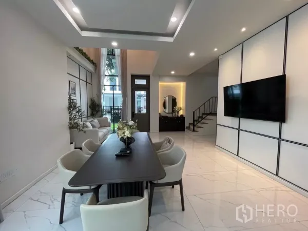 独立式住宅 出租在Lat Phrao, Bangkok - 开放式餐区，电视墙与楼梯，嵌入式筒灯照明