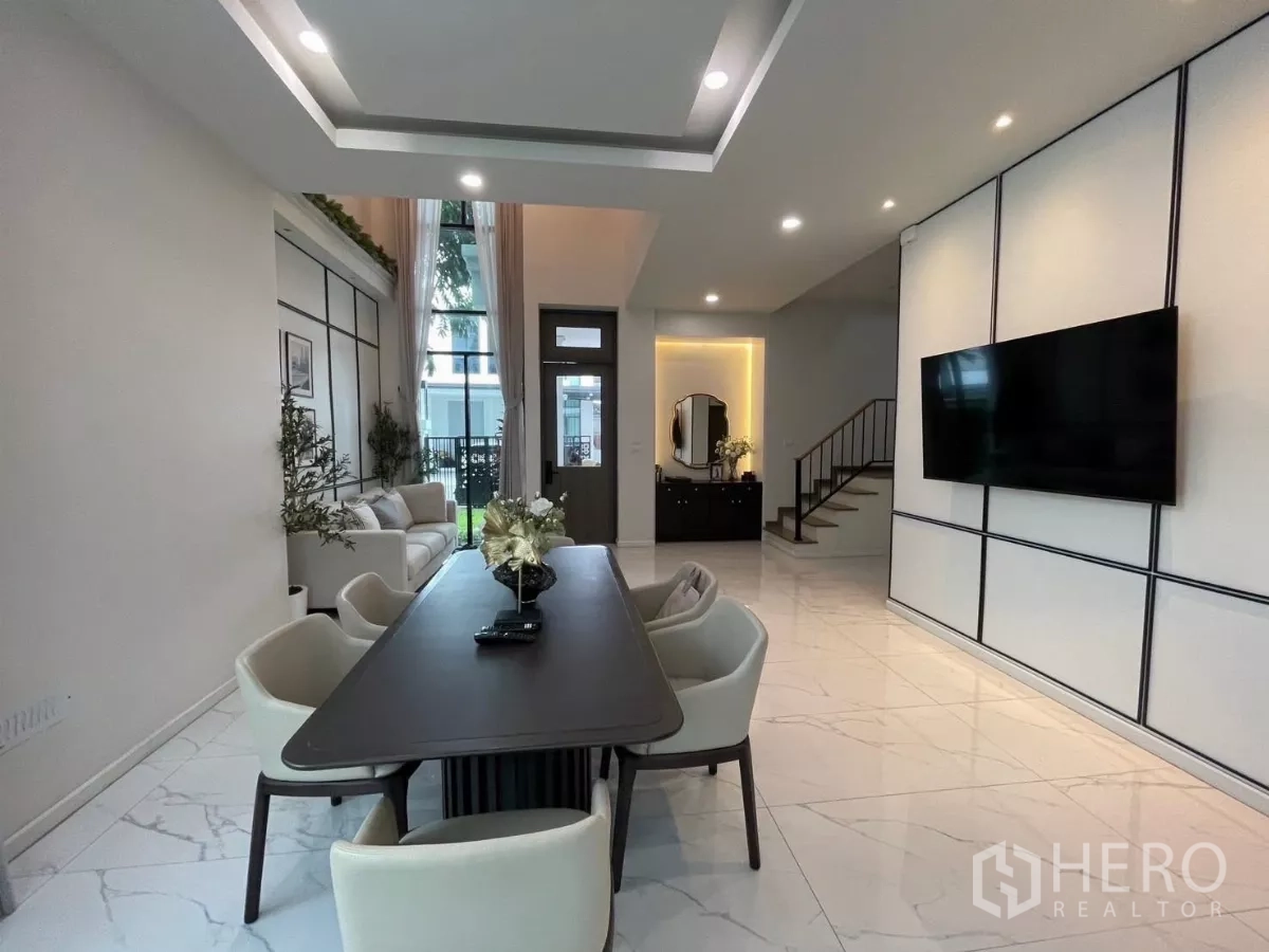 独立式住宅 出租在Lat Phrao, Bangkok - 开放式餐区，电视墙与楼梯，嵌入式筒灯照明