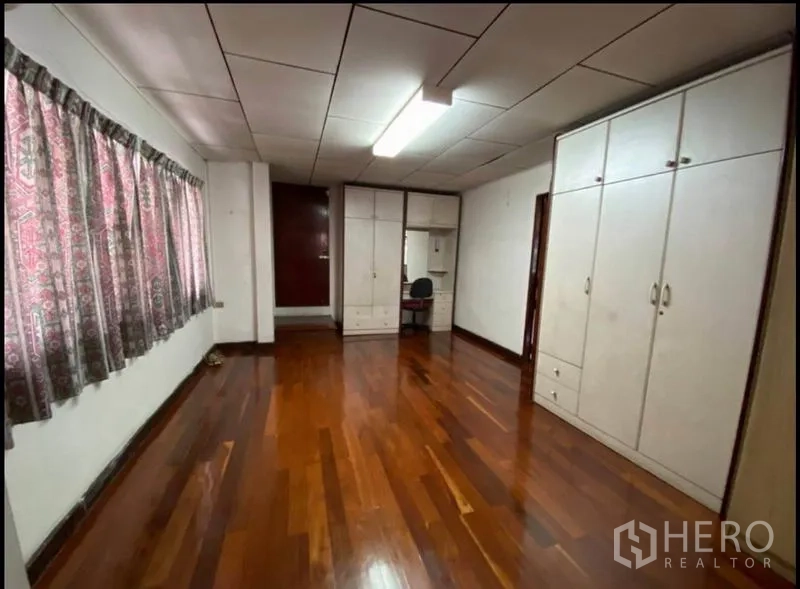 带办公室的家 出租在Suan Luang, Bangkok - 宽敞卧室/办公区，亮面木地板，内置衣柜与日光灯。