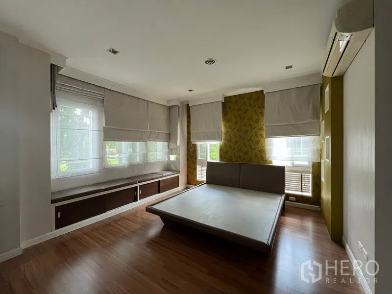 Detached House for rent in Bang Kapi, Bangkok - Spacious master bedroom with platform bed, bay windows and built-in seating.