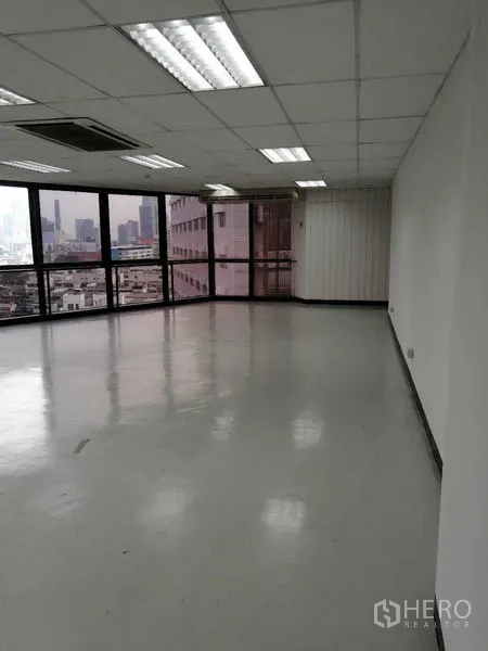 สำนักงาน ให้เช่าในBang Rak, Bangkok - พื้นที่สำนักงานกว้าง เพดานกริดติดไฟ และหน้าต่างสองด้าน