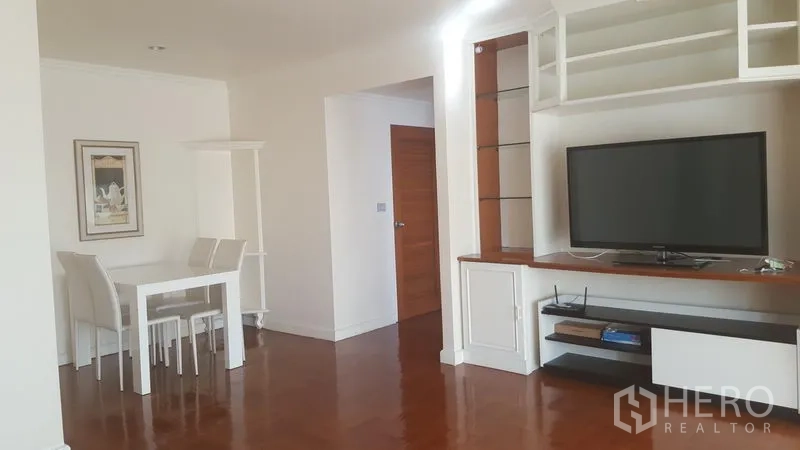公寓 出租在Watthana, Bangkok - 开放式客餐厅，内置电视柜与置物架，抛光木地板。