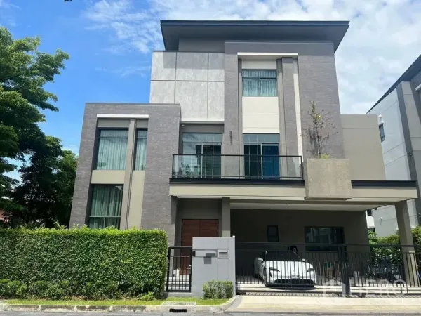 Detached House for sale - Modern three-storey detached house facade with gated carport and balcony.