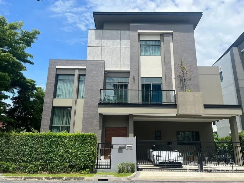 独立式住宅 出售 - 现代三层独栋别墅外观，带围栏与有顶车位和阳台