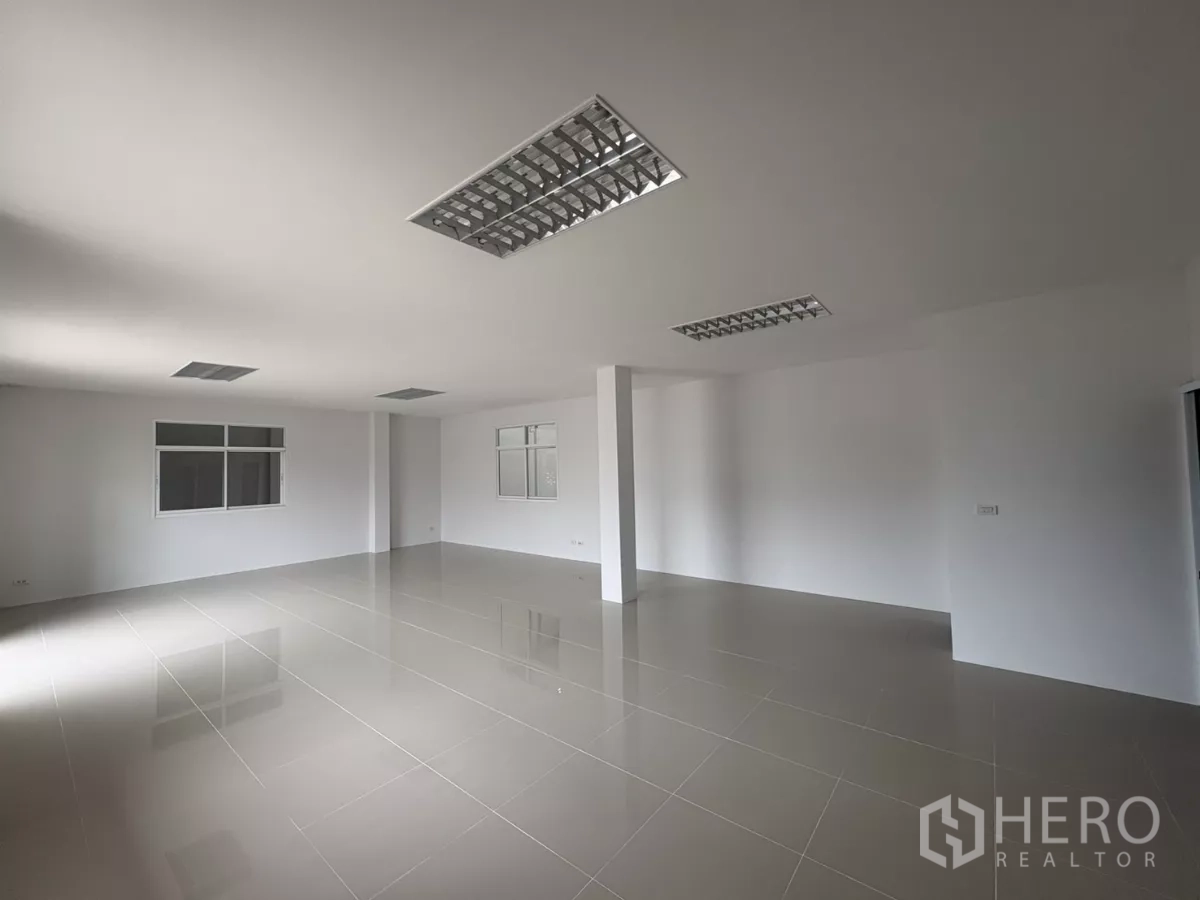 Factory for rent in Phra Samut Chedi, Samut Prakan - Open-plan office space with recessed lighting and polished floor tiles.