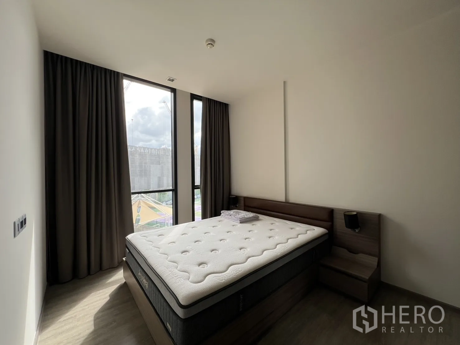 คอนโด for rent in Watthana, Bangkok - ห้องนอนอบอุ่นด้วยหน้าต่างบานใหญ่ ม่านทึบ และหัวเตียงบุหนัง.