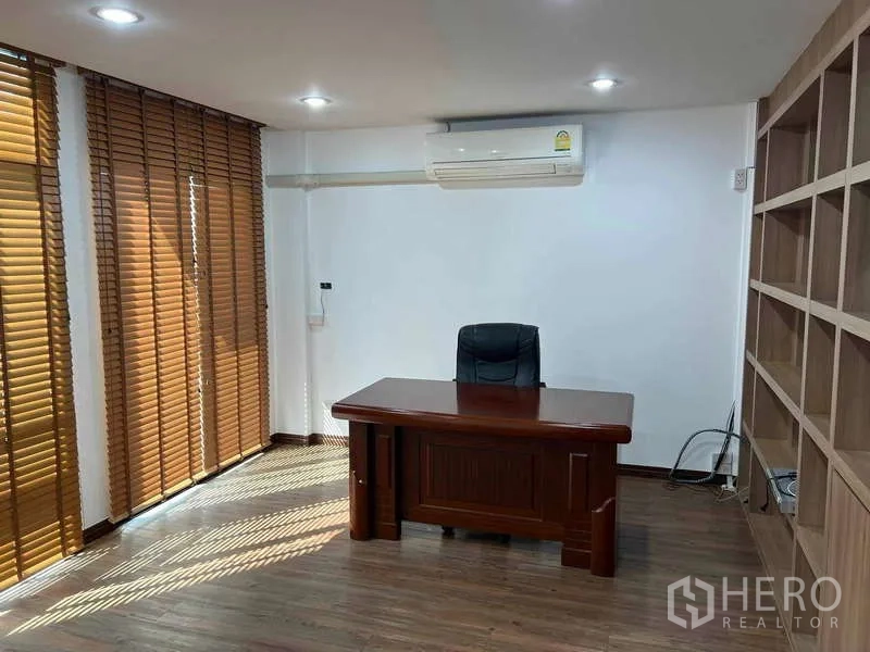 带办公室的家 出租在Bueng Kum, Bangkok - 采光充足的主管办公室，百叶窗、嵌入书柜与木质办公桌。