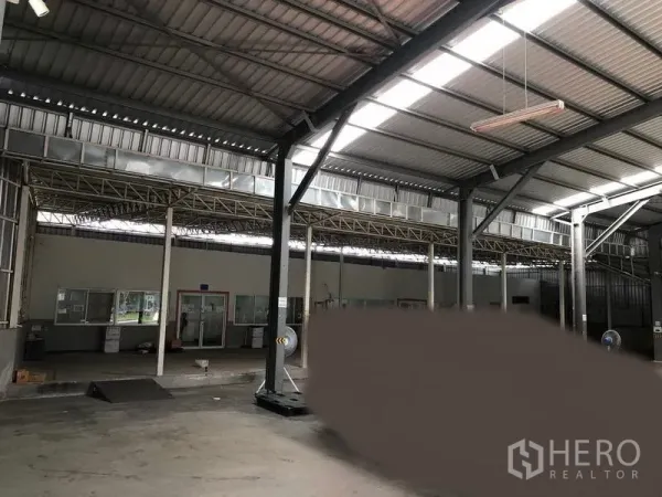 คลังสินค้า ให้เช่าในPak Kret, Nonthaburi - ภายในโกดังโปร่ง หลังคาโครงเหล็กสูง มีสกายไลท์ พื้นคอนกรีต และโซนออฟฟิศกระจก