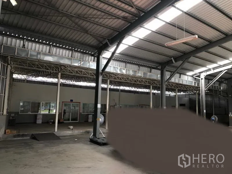 คลังสินค้า ให้เช่าในPak Kret, Nonthaburi - ภายในโกดังโปร่ง หลังคาโครงเหล็กสูง มีสกายไลท์ พื้นคอนกรีต และโซนออฟฟิศกระจก