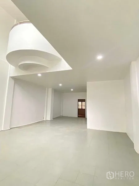 带办公室的家 出租或出售在Suan Luang, Bangkok - 一层开放大厅，圆形天花装饰与浅色地砖。