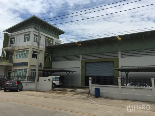 โรงงาน ขายในPathum Thani - โรงงานสมัยใหม่พร้อมอาคารสำนักงาน 3 ชั้น ประตูม้วนขนาดใหญ่ ลานขนถ่ายสินค้าแบบมีหลังคา และที่จอดรถภายในรั้ว บนถนนคอนกรีตในย่านลำลูกกา ปทุมธานี