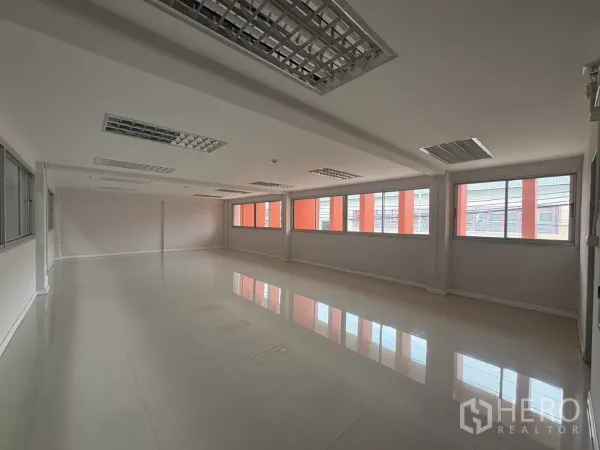 工厂 出租在Bang Phli, Samut Prakan - 二层开放式办公室，整排窗户与光洁地砖。