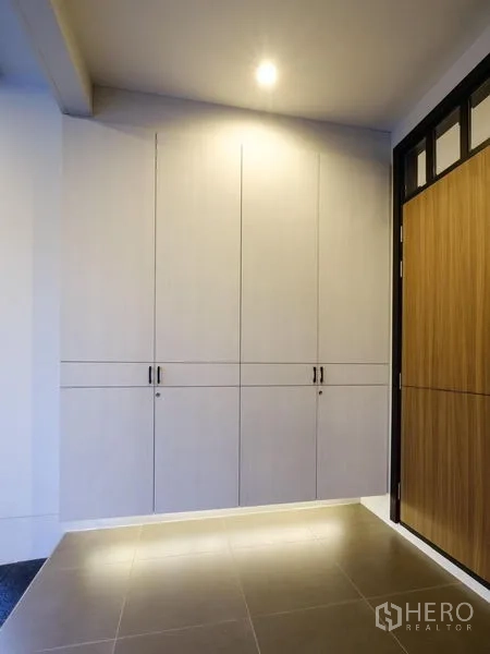 บ้าน ให้เช่าในPhasi Charoen, Bangkok - โถงทางเข้า ตู้บิลท์อินสูงจรดเพดาน และประตูไม้
