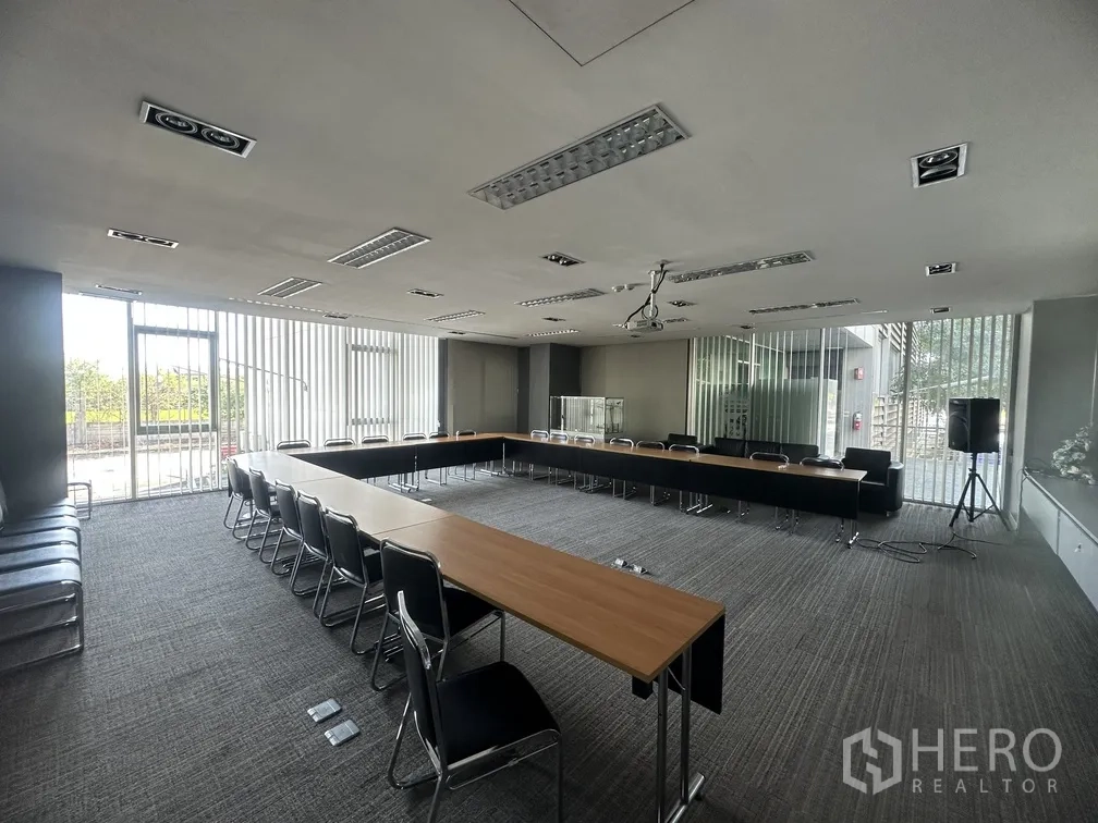 工厂 for rent in Lam Luk Ka, Pathum Thani - 现代化工厂办公区的U型会议室，落地窗采光充足。