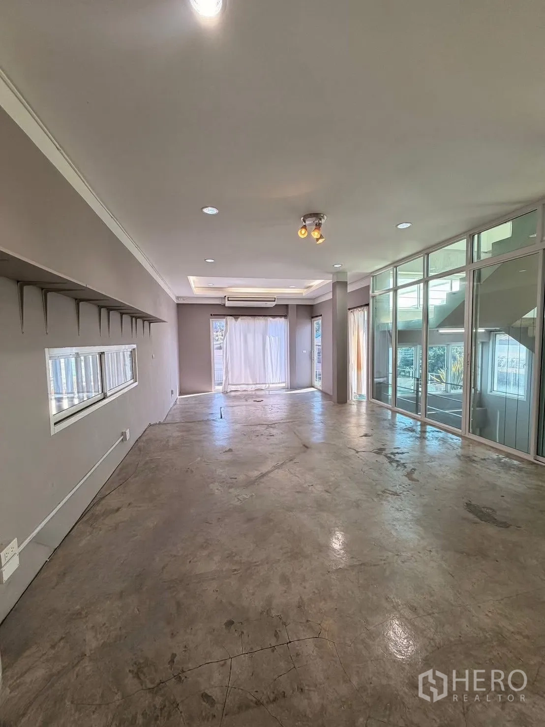 带办公室的家 for rent in Huai Khwang, Bangkok - 宽敞办公楼层，嵌灯、空调与玻璃围合的楼梯间。