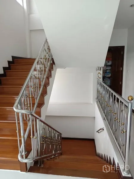 โรงงาน ขายในBan Phaeo, Samut Sakhon - บันไดภายในอาคารสำนักงาน ราวสแตนเลสและขั้นบันไดไม้