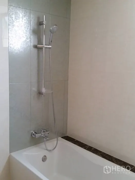 公寓 出租在Watthana, Bangkok - 浴室配白色浴缸和手持花洒。