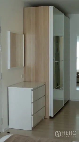 Condominium for sale in Khlong Toei, Bangkok - Built-in wardrobe with mirrored doors and a white chest of drawers in the bedroom.