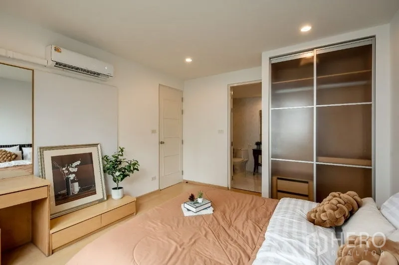 公寓 出售在Watthana, Bangkok - 主卧展示嵌入式衣柜、梳妆台与套内卫浴入口。