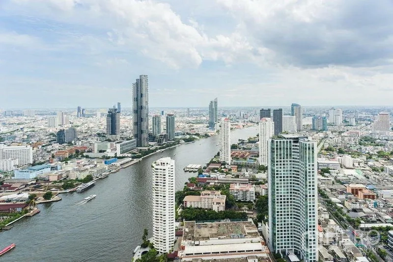 公寓 出售在Khlong San, Bangkok - 高空视角的湄南河与曼谷摩天楼景观。