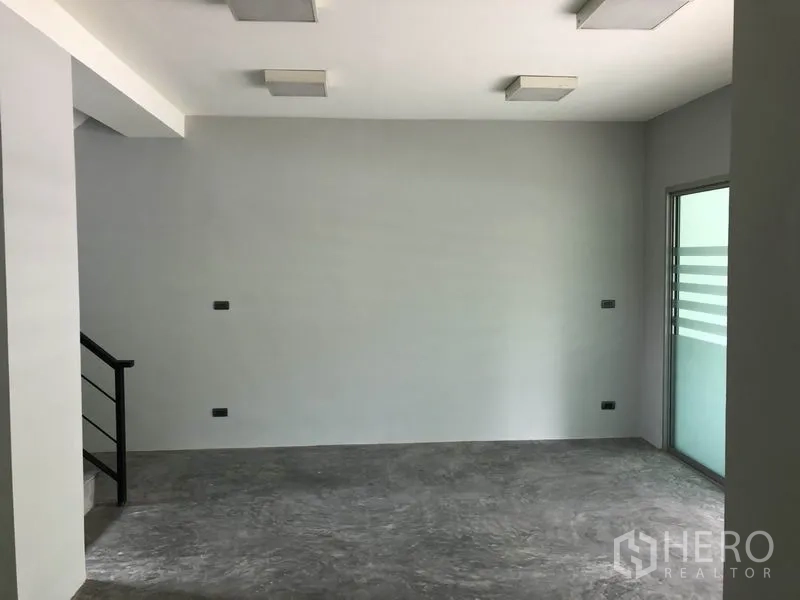 带办公室的家 出租在Wang Thonglang, Bangkok - 开放空间，推拉玻璃门通向阳台，旁有楼梯扶手。