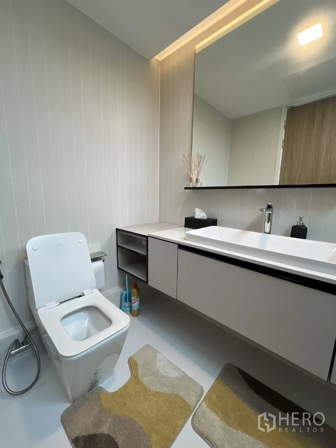 Detached House for rent in Saphan Sung, Bangkok - Contemporary powder room with floating vanity and smart toilet.