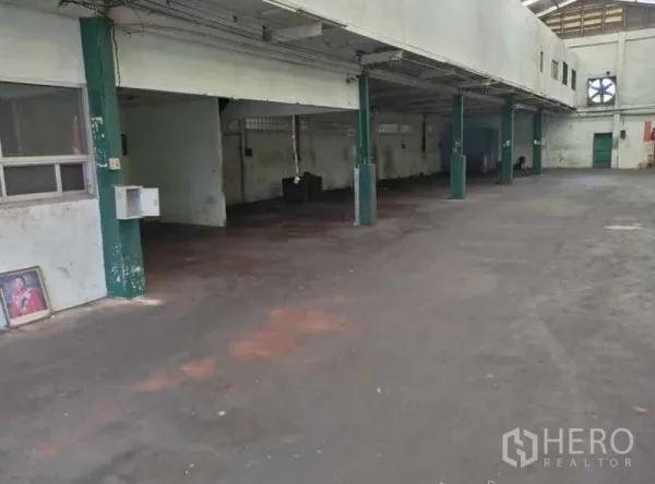 货栈 出租在Prawet, Bangkok - 仓库内部大开间，高挑屋顶与支撑立柱并设电源点。