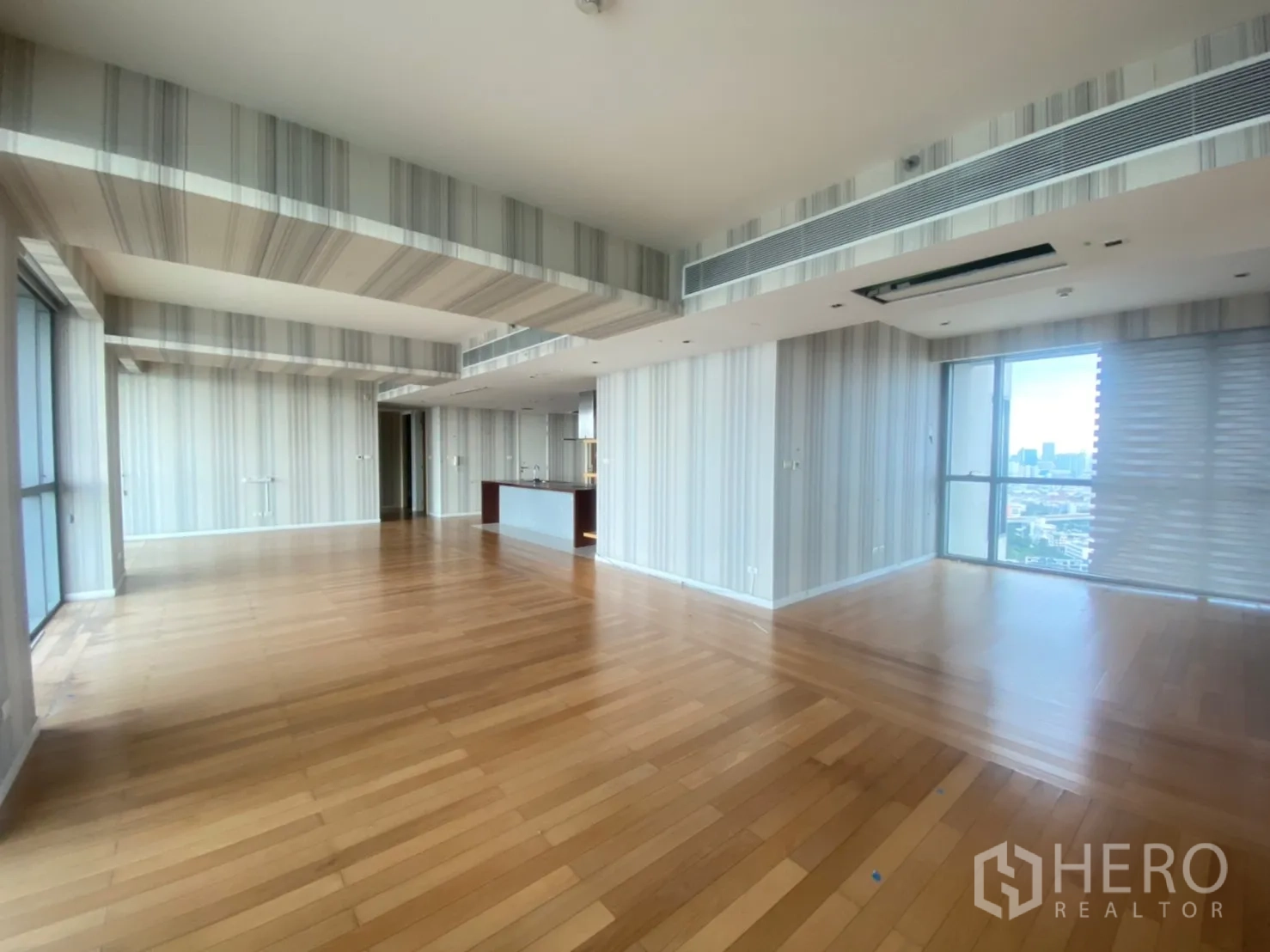 公寓 出售在Yan Nawa, Bangkok - 宽阔客厅，工程木地板与环幕窗景，The Pano公寓。
