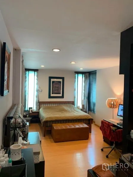 Detached House for sale in Suan Luang, Bangkok - Spacious master bedroom with wooden floor, work desk and corner windows.