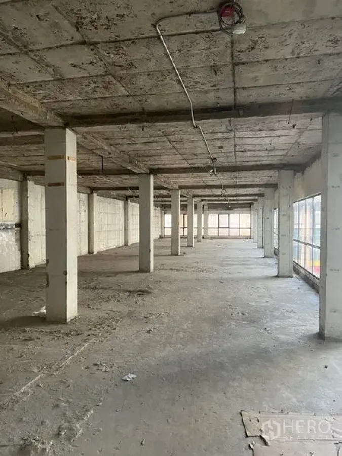 Retail Space for rent in Watthana, Bangkok - Long rectangular retail floor plate with rows of columns and natural light from side windows.