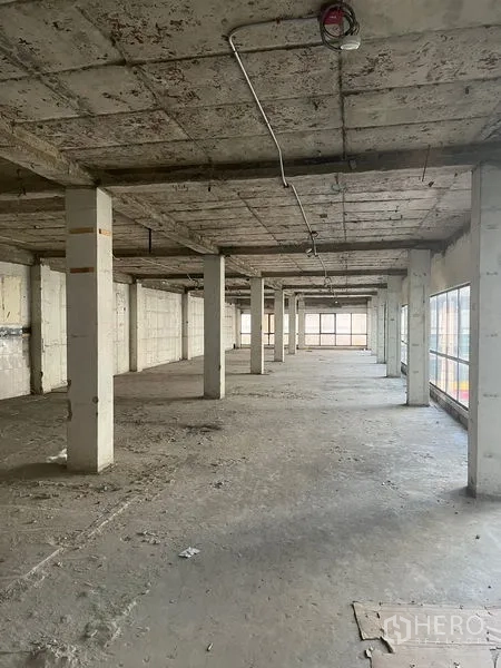 Retail Space for rent in Watthana, Bangkok - Long rectangular retail floor plate with rows of columns and natural light from side windows.