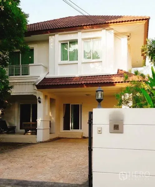 Detached House for rent or sale in Bang Yai, Nonthaburi - Two-storey detached house with tiled roof, gated entrance and paved driveway in Bang Yai.